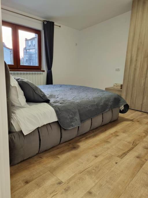 Cozy Apartment Near City Center Bukares Bagian luar foto