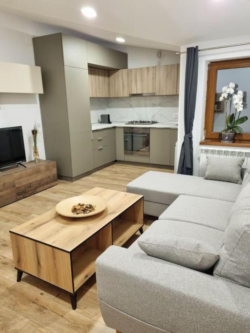 Cozy Apartment Near City Center Bukares Bagian luar foto