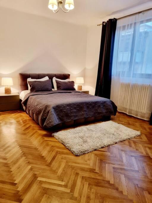 Cozy Apartment Near City Center Bukares Bagian luar foto