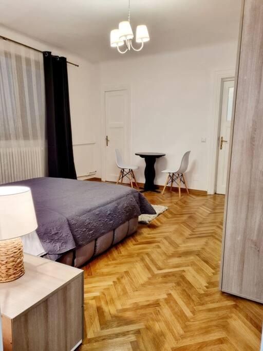 Cozy Apartment Near City Center Bukares Bagian luar foto