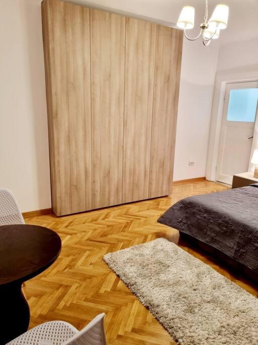 Cozy Apartment Near City Center Bukares Bagian luar foto