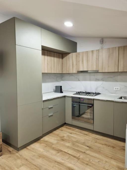 Cozy Apartment Near City Center Bukares Bagian luar foto