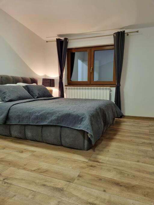 Cozy Apartment Near City Center Bukares Bagian luar foto
