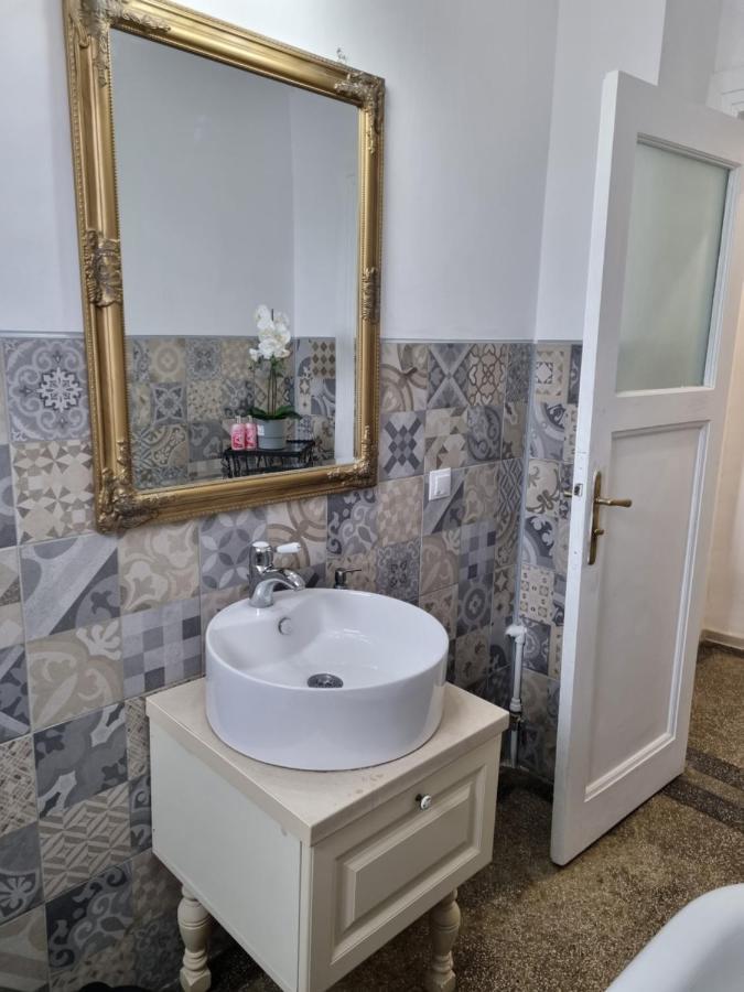 Cozy Apartment Near City Center Bukares Bagian luar foto