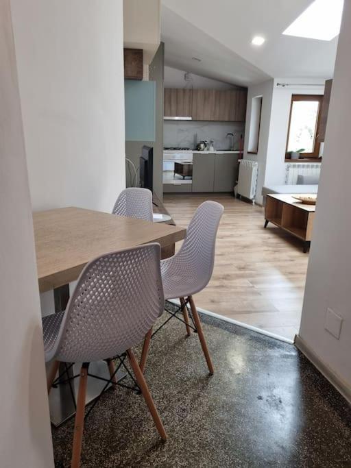 Cozy Apartment Near City Center Bukares Bagian luar foto