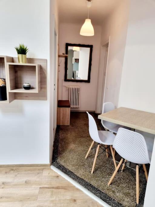 Cozy Apartment Near City Center Bukares Bagian luar foto