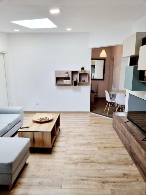 Cozy Apartment Near City Center Bukares Bagian luar foto